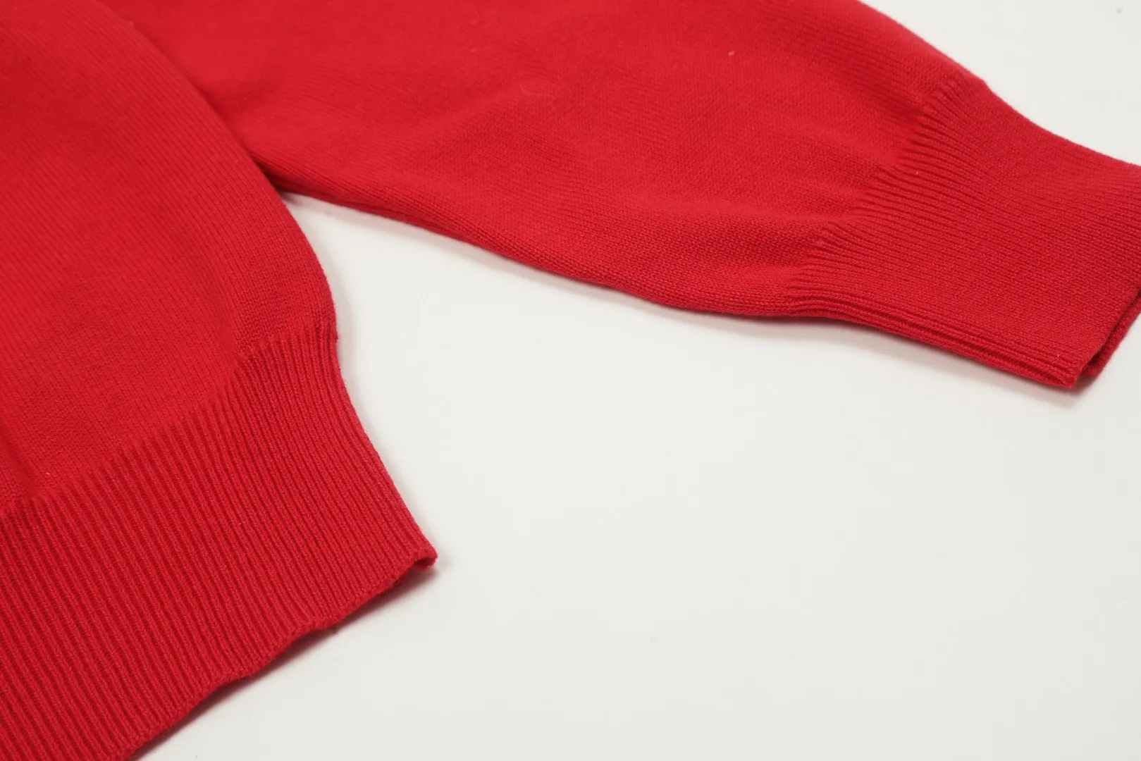 🅿️190 "Top Quality" Style Number: DS010# [Ralph Lauren Solid Color Round Neck Basic Pony Embroidered Logo Knitted Cardigan Long Sleeve] ✅Ralph Lauren Classic Basic Versatile Jersey Cardigan Long Sleeve Small Jacket ✅Main supplier of platform live broadcast wholesale entities ✅ZP quality 1:1 pattern making Scan the code to enter the GF website Counter quality ✅Details and quality The only one in Guangzhou Imported quality cotton yarn Mainly high-end Cost-effective, good quality, no need to say more ✅The version is restored to the original, loose, comfortable and stress-free, simple is high-end, classic is timeless ✅The upper body is simple and easy to match, a must-have for goddess ootd. Good-looking clothes are never picky. A must-have in the goddess’ wardrobe. Size: S-XL Color: Off-white, light blue, pink, khaki, army green, gray, navy, black, Chinese red, mint green